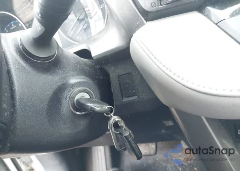 2017 Toyota Rav4 Xle z USA, uszkodzony, nr VIN JTMRFREV7HD199244